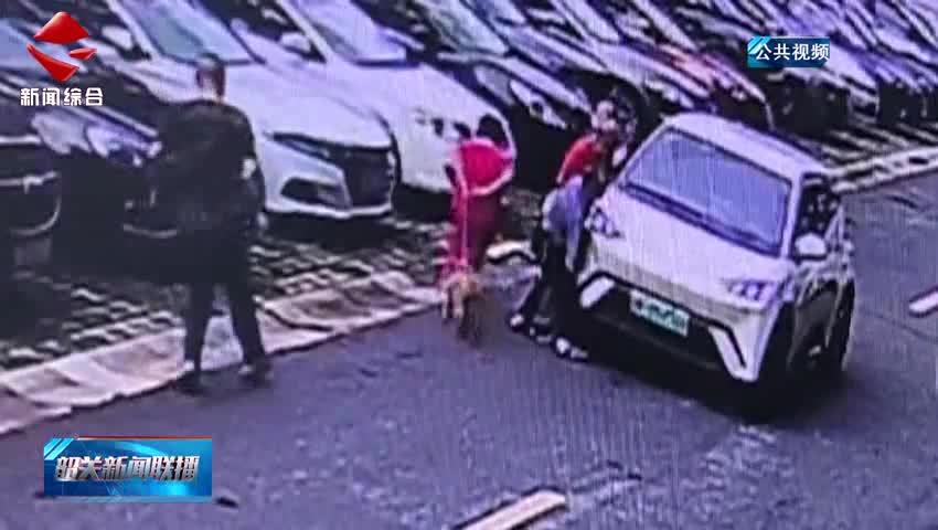 【善美之城·核心價(jià)值觀】男童被卷車(chē)底 鄰里齊心抬車(chē)救人上演生命救援
